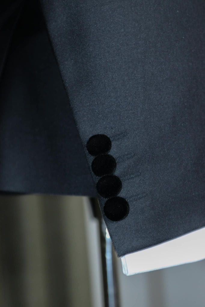Tuxedo Đen 2 Hàng Khuy - detail images